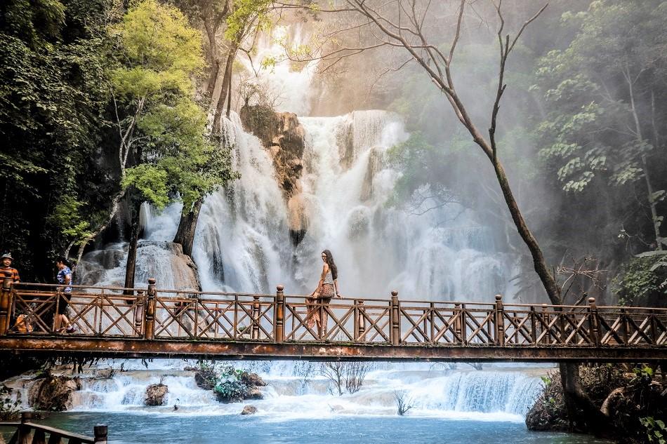 Kuang Si Waterfall Shared Minibus Ticket (Round Trip) - January 2026